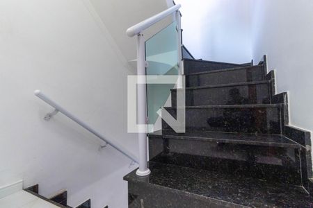 Casa de condomínio à venda com 165m², 3 quartos e 2 vagasEscada