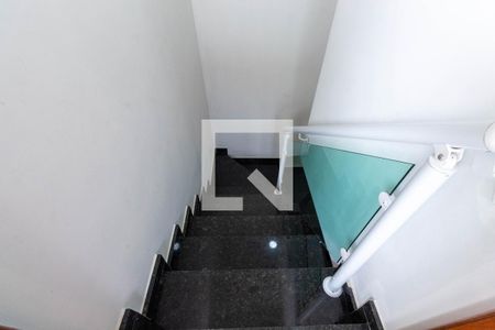 Casa de condomínio à venda com 165m², 3 quartos e 2 vagasEscada