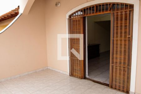 Casa à venda com 280m², 3 quartos e 2 vagas Casa à venda com 280m², 3 quartos e 2 vagasVaranda