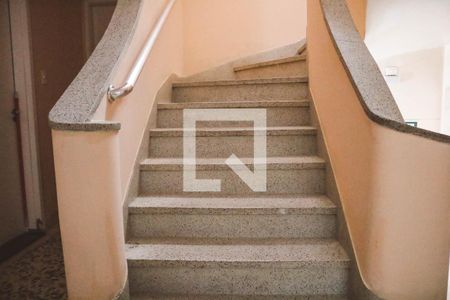 Apartamento para alugar com 120m², 3 quartos e sem vaga Apartamento para alugar com 120m², 3 quartos e sem vagaEscada