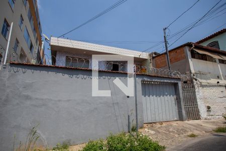 Casa à venda com 280m², 4 quartos e 4 vagasFachada
