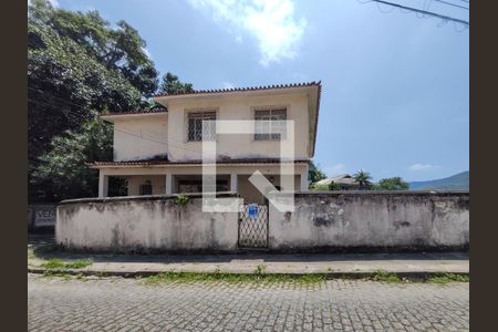 Casa à venda com 300m², 4 quartos e 4 vagasFachada