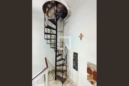 Casa à venda com 300m², 4 quartos e 4 vagasEscada