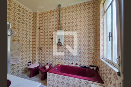 Casa à venda com 300m², 4 quartos e 4 vagasBanheiro da Suíte