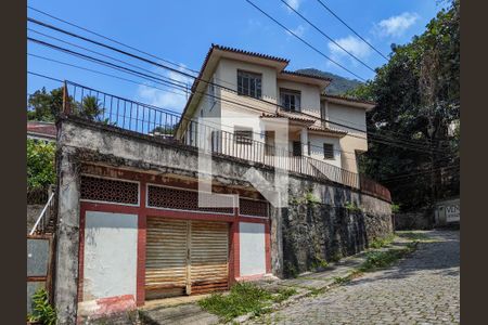 Casa à venda com 300m², 4 quartos e 4 vagasFachada
