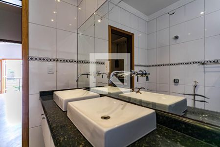 Casa para alugar com 297m², 3 quartos e 2 vagasBanheiro - Quarto 1 - Suíte