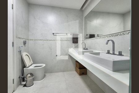 Apartamento à venda com 301m², 4 quartos e 3 vagasBanheiro da Suíte
