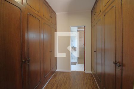 Casa à venda com 650m², 4 quartos e 3 vagasArmários  suíte 2