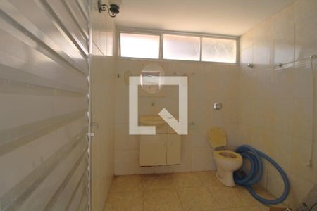 Casa à venda com 650m², 4 quartos e 3 vagasBanheiro da piscina