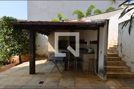 Casa para alugar com 660m², 4 quartos e 5 vagas Casa para alugar com 660m², 4 quartos e 5 vagasÁrea piscina