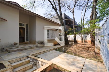 Casa para alugar com 660m², 4 quartos e 5 vagas Casa para alugar com 660m², 4 quartos e 5 vagasEntrada da casa