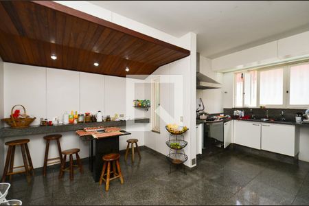 Casa para alugar com 660m², 4 quartos e 5 vagas Casa para alugar com 660m², 4 quartos e 5 vagasCozinha