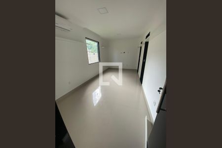 Casa de condomínio à venda com 200m², 6 quartos e 2 vagas Casa de condomínio à venda com 200m², 6 quartos e 2 vagasQuarto