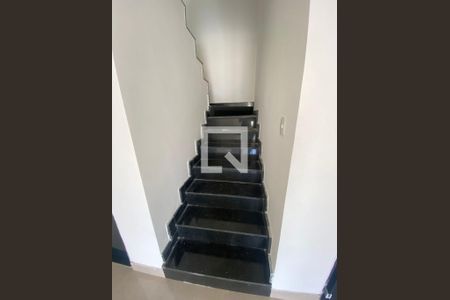 Casa de condomínio à venda com 200m², 6 quartos e 2 vagas Casa de condomínio à venda com 200m², 6 quartos e 2 vagasEscada