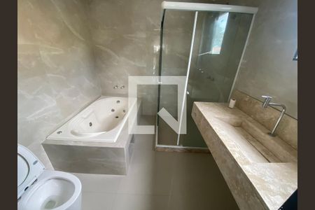 Casa de condomínio à venda com 200m², 6 quartos e 2 vagas Casa de condomínio à venda com 200m², 6 quartos e 2 vagasBanheiro