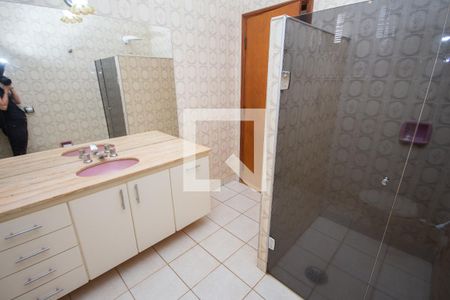 Casa para alugar com 398m², 5 quartos e 4 vagasBanheiro da Suíte 1