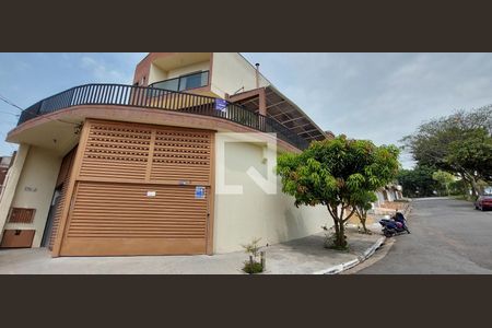 Casa à venda com 311m², 3 quartos e 2 vagas Casa à venda com 311m², 3 quartos e 2 vagasFachada