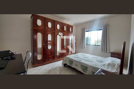 Casa à venda com 311m², 3 quartos e 2 vagas Casa à venda com 311m², 3 quartos e 2 vagasQuarto 2