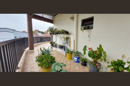 Casa à venda com 311m², 3 quartos e 2 vagas Casa à venda com 311m², 3 quartos e 2 vagasTerraço