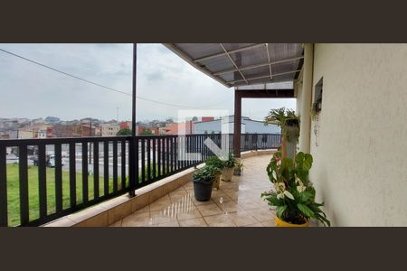 Casa à venda com 311m², 3 quartos e 2 vagas Casa à venda com 311m², 3 quartos e 2 vagasTerraço