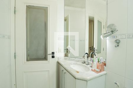 Casa à venda com 350m², 4 quartos e 5 vagasBanheiro da Suíte 2