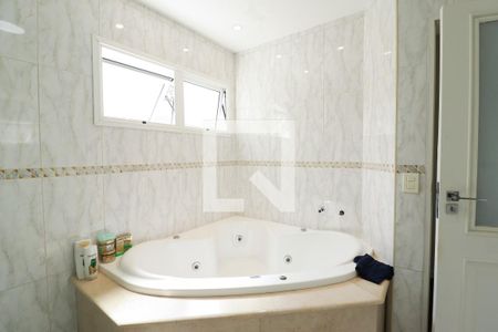 Casa à venda com 350m², 4 quartos e 5 vagasBanheiro da Suíte 4