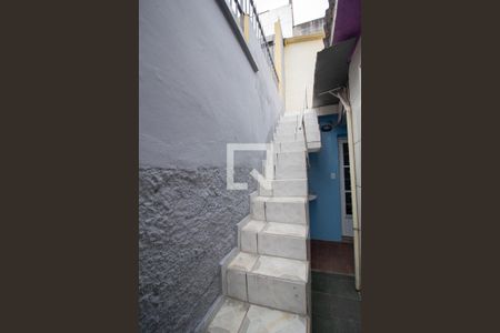 Casa para alugar com 60m², 2 quartos e 2 vagasEscada