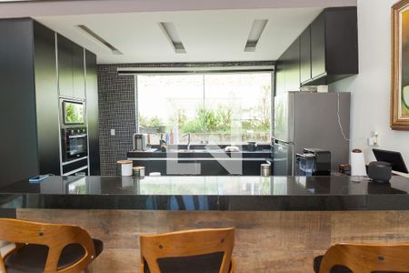 Casa de condomínio à venda com 370m², 4 quartos e 6 vagas Casa de condomínio à venda com 370m², 4 quartos e 6 vagasCozinha