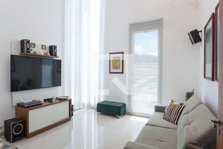 Casa de condomínio à venda com 370m², 4 quartos e 6 vagas Casa de condomínio à venda com 370m², 4 quartos e 6 vagasSala de TV