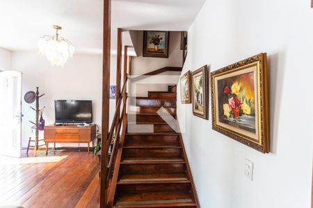 Casa para alugar com 379m², 4 quartos e 4 vagasEscada de Acesso ao 2° Pavimento