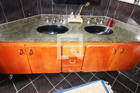 Casa à venda com 462m², 6 quartos e 6 vagasQuarto 2 - Banheiro