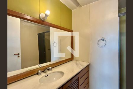 Apartamento para alugar com 95m², 2 quartos e 1 vaga Apartamento para alugar com 95m², 2 quartos e 1 vagaBanheiro social