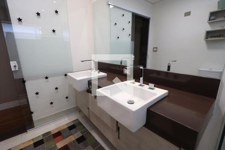 Casa à venda com 325m², 5 quartos e 6 vagasBanheiro da Suíte 1