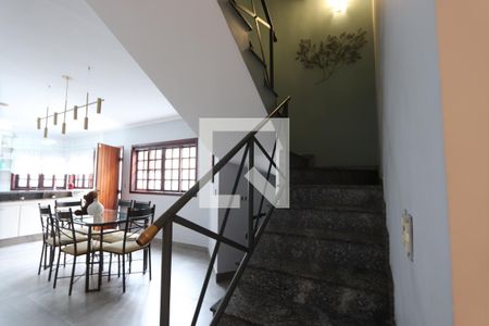 Casa à venda com 325m², 5 quartos e 6 vagasEscadas