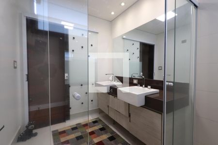 Casa à venda com 325m², 5 quartos e 6 vagasBanheiro da Suíte 1