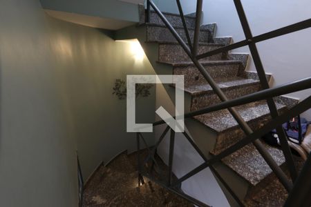 Casa à venda com 325m², 5 quartos e 6 vagasEscadas
