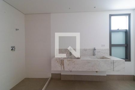 Apartamento à venda com 317m², 4 quartos e 4 vagasBanheiro da Suíte 03