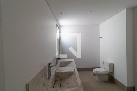 Apartamento à venda com 317m², 4 quartos e 4 vagasBanheiro da Suíte 03