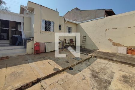 Casa à venda com 180m², 3 quartos e 2 vagasQuintal - Fundos