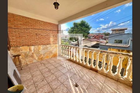 Casa à venda com 340m², 3 quartos e 1 vaga Casa à venda com 340m², 3 quartos e 1 vagaVaranda