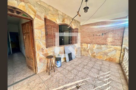 Casa à venda com 340m², 3 quartos e 1 vaga Casa à venda com 340m², 3 quartos e 1 vagaVaranda