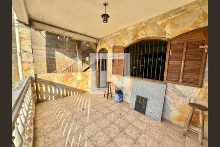 Casa à venda com 340m², 3 quartos e 1 vaga Casa à venda com 340m², 3 quartos e 1 vagaVaranda