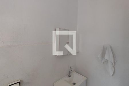 Casa à venda com 247m², 3 quartos e 2 vagas Casa à venda com 247m², 3 quartos e 2 vagasEdícula - Banheiro