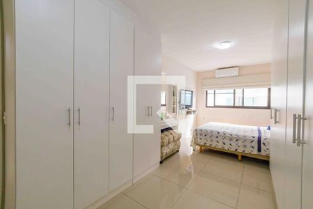 Apartamento à venda com 210m², 3 quartos e 3 vagas Apartamento à venda com 210m², 3 quartos e 3 vagasSuíte