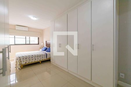 Apartamento à venda com 210m², 3 quartos e 3 vagas Apartamento à venda com 210m², 3 quartos e 3 vagasSuíte