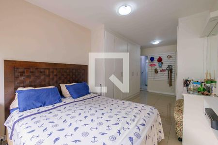 Apartamento à venda com 210m², 3 quartos e 3 vagas Apartamento à venda com 210m², 3 quartos e 3 vagasSuíte