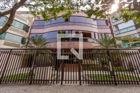 Apartamento à venda com 210m², 3 quartos e 3 vagas Apartamento à venda com 210m², 3 quartos e 3 vagasFachada