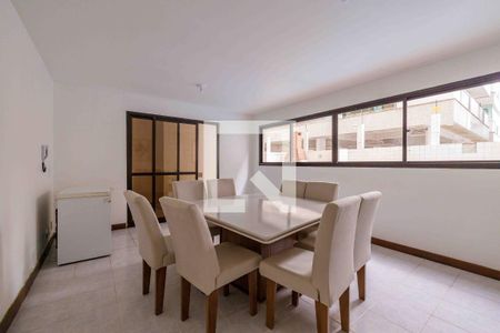 Apartamento à venda com 210m², 3 quartos e 3 vagas Apartamento à venda com 210m², 3 quartos e 3 vagasÁrea Comum Salão de Festas