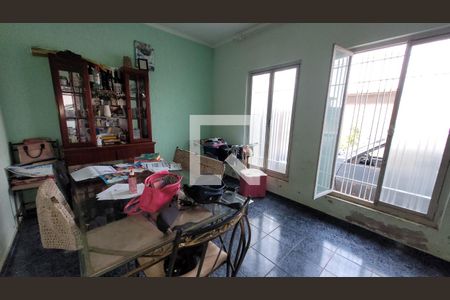 Casa à venda com 165m², 4 quartos e 2 vagasSala