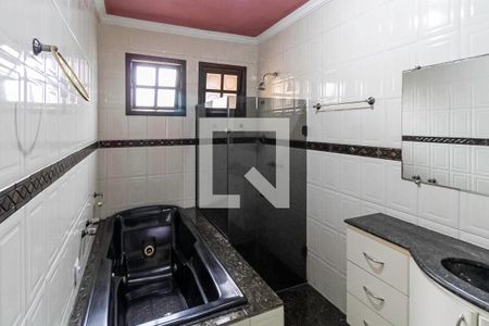 Casa à venda com 485m², 5 quartos e 6 vagasBanheiro da suíte 2